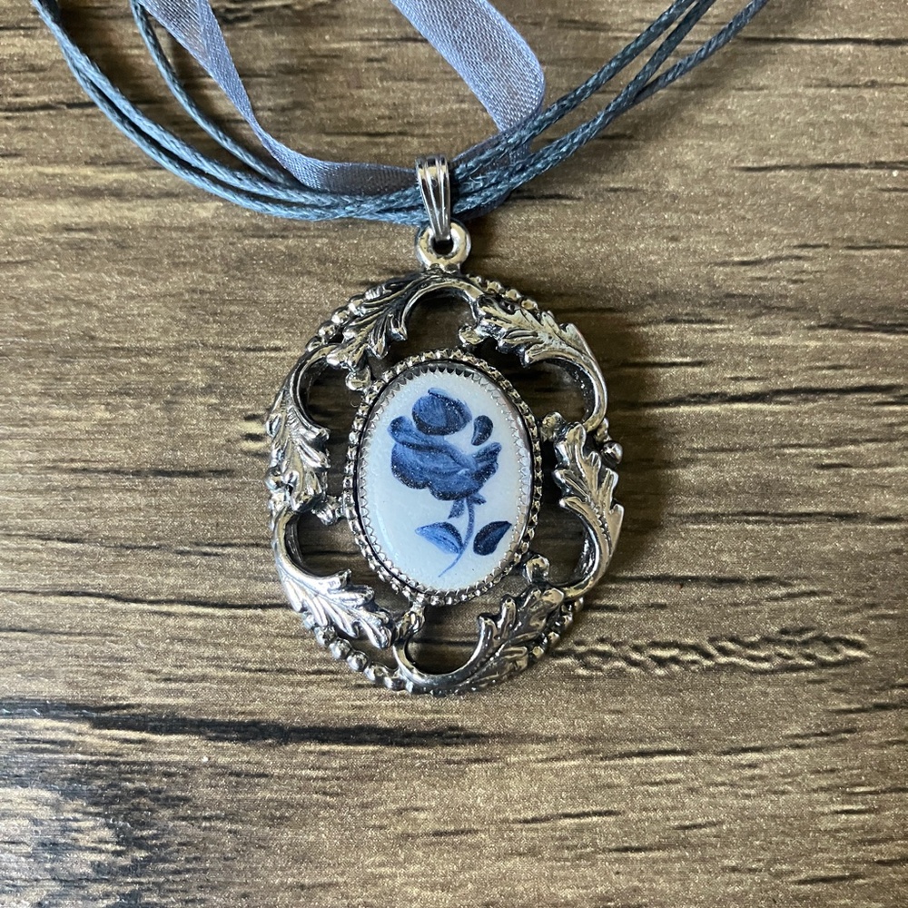 Vintage oval floral blue and white painted pendant necklace rose silver tone - Picture 5 of 6